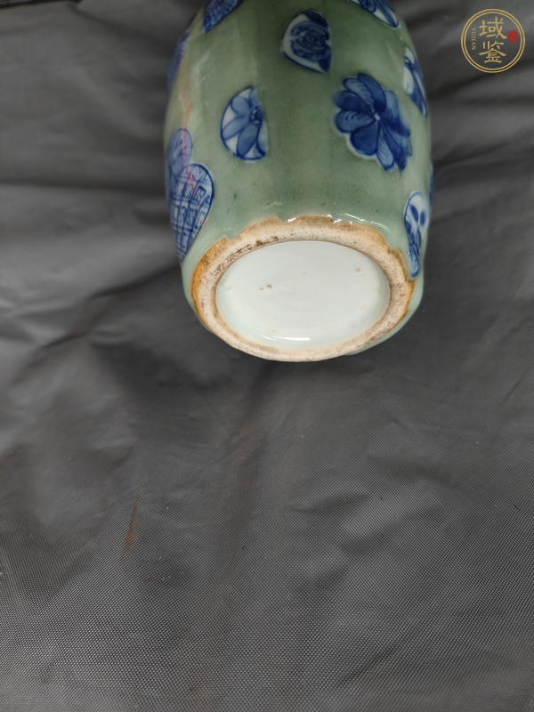 古玩陶瓷豆青釉青花皮球花紋雙耳瓶真品鑒賞圖
