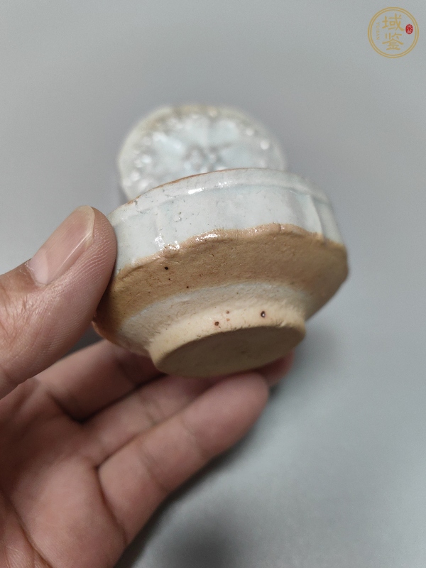 古玩陶瓷青白釉花卉紋粉盒真品鑒賞圖