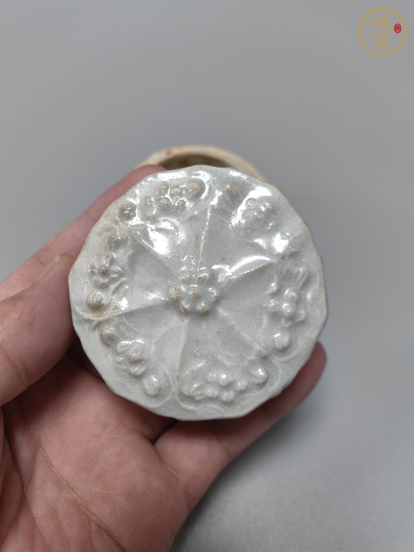 古玩陶瓷青白釉花卉紋粉盒真品鑒賞圖