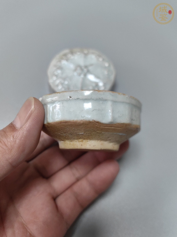 古玩陶瓷青白釉花卉紋粉盒真品鑒賞圖