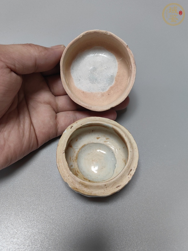古玩陶瓷青白釉花卉紋粉盒真品鑒賞圖