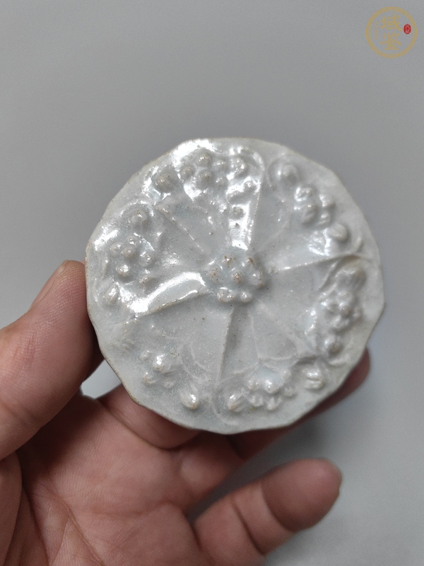 古玩陶瓷青白釉花卉紋粉盒真品鑒賞圖