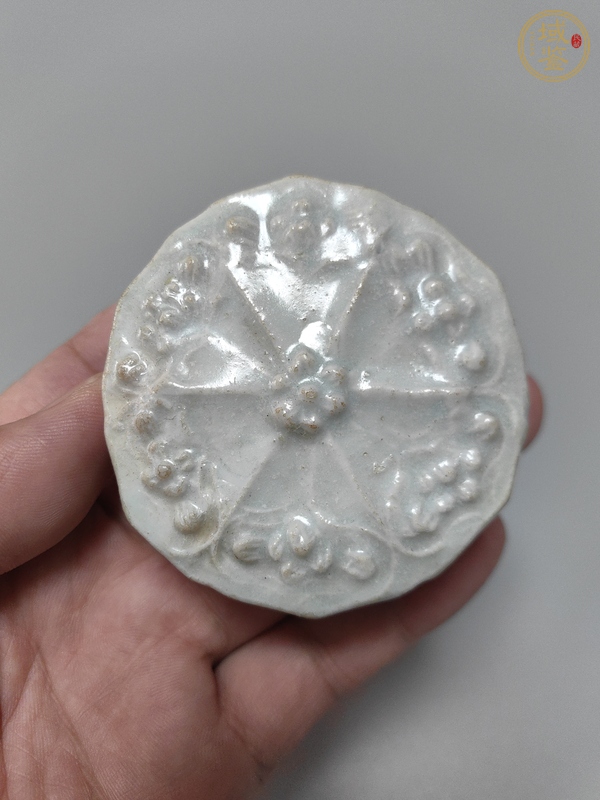 古玩陶瓷青白釉花卉紋粉盒真品鑒賞圖