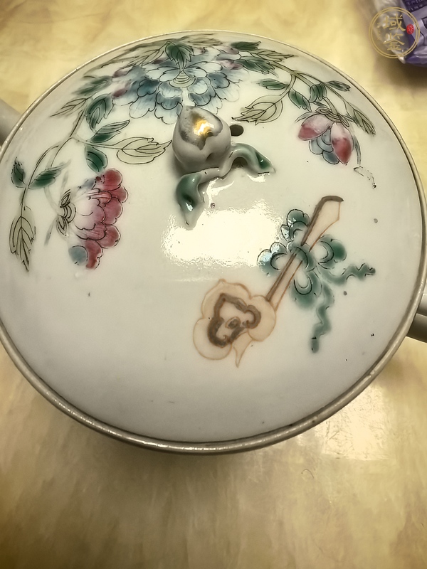 古玩陶瓷花卉紋粉彩執(zhí)壺真品鑒賞圖