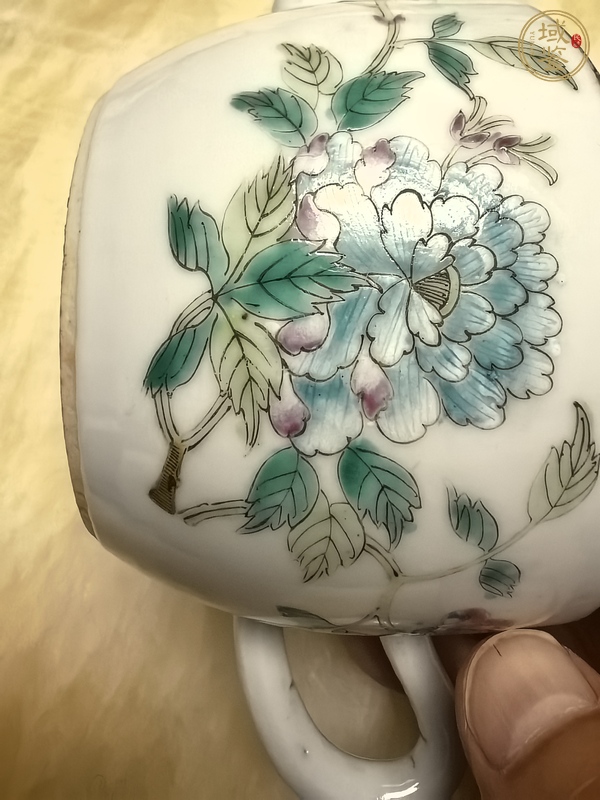 古玩陶瓷花卉紋粉彩執(zhí)壺真品鑒賞圖