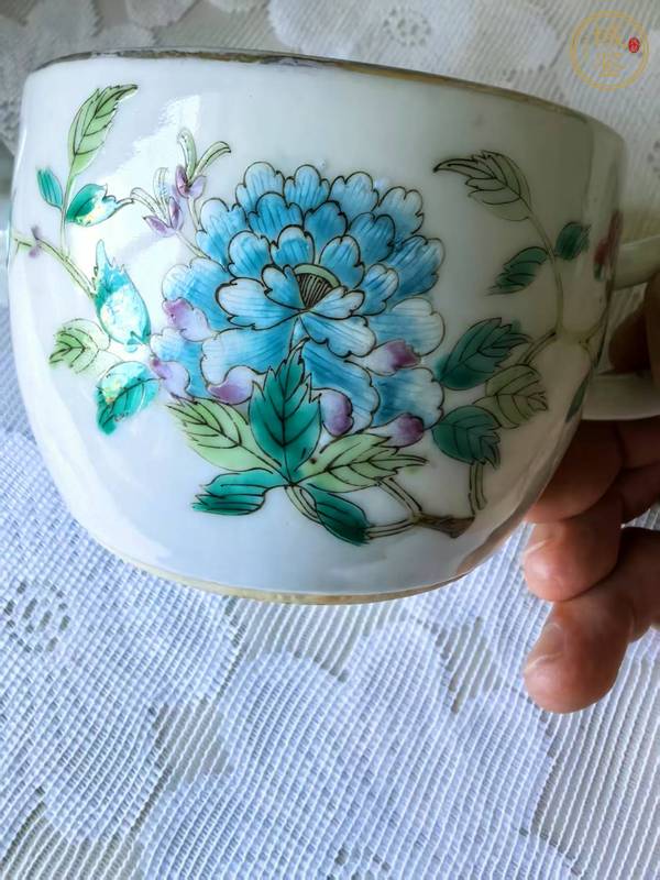 古玩陶瓷花卉紋粉彩執(zhí)壺真品鑒賞圖