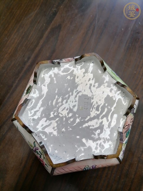 古玩陶瓷銅胎畫琺瑯彩人物紋六方盆真品鑒賞圖