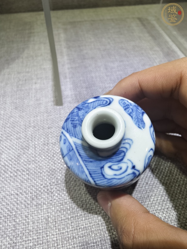 古玩陶瓷青花釉里紅人物紋鼻煙壺真品鑒賞圖