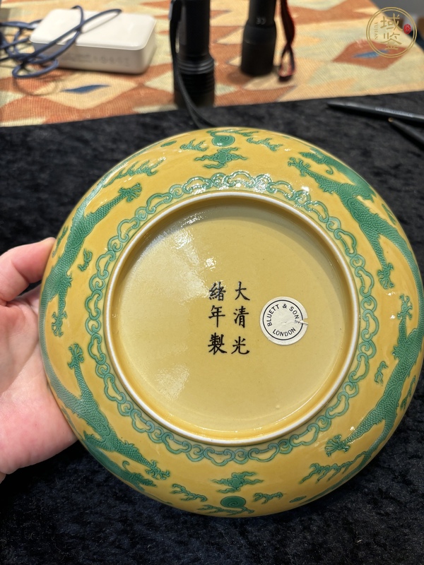 古玩陶瓷黃地綠彩壽字龍盤真品鑒賞圖