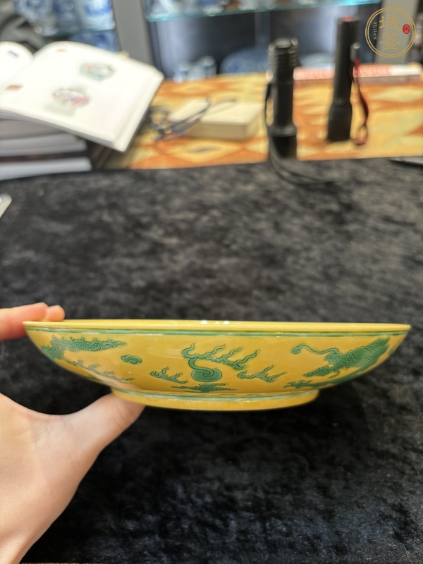 古玩陶瓷黃地綠彩壽字龍盤真品鑒賞圖