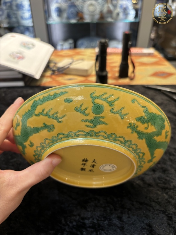 古玩陶瓷黃地綠彩壽字龍盤真品鑒賞圖