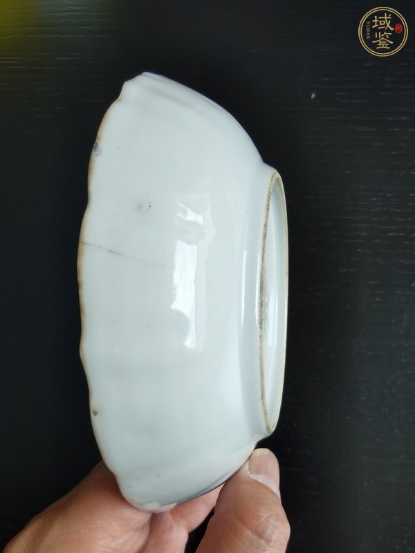 古玩陶瓷樓臺亭閣山水紋青花盤真品鑒賞圖