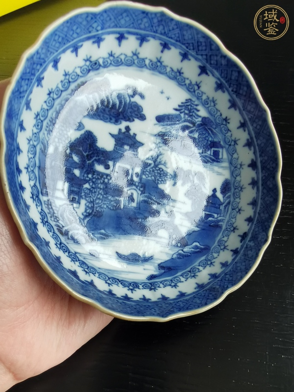 古玩陶瓷樓臺亭閣山水紋青花盤真品鑒賞圖