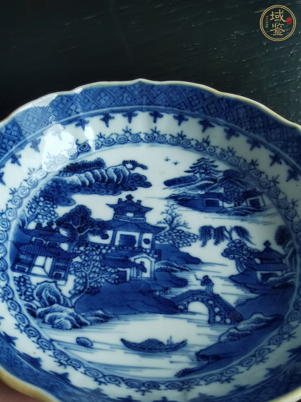古玩陶瓷樓臺亭閣山水紋青花盤真品鑒賞圖