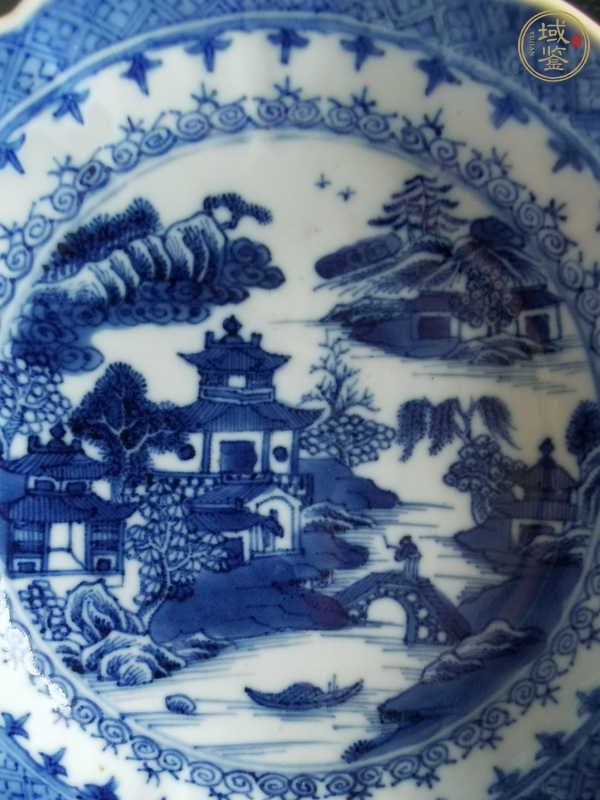 古玩陶瓷樓臺亭閣山水紋青花盤真品鑒賞圖
