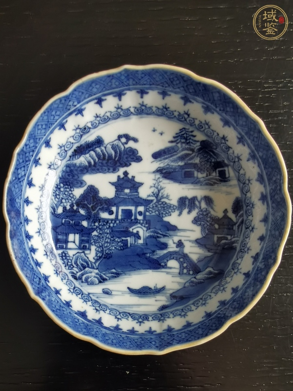 古玩陶瓷樓臺亭閣山水紋青花盤真品鑒賞圖