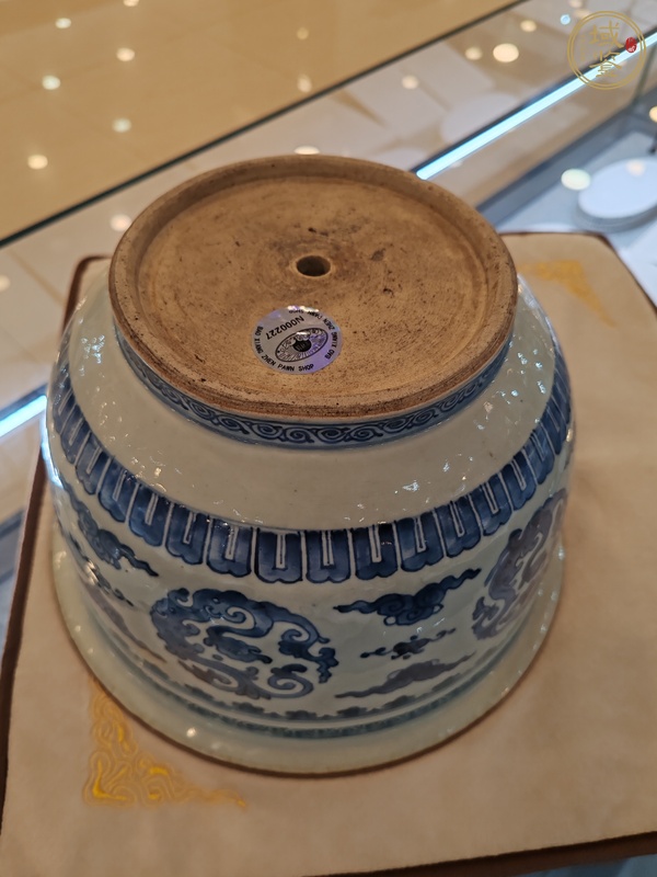 古玩清康熙時(shí)期青花香草龍紋花盆真品鑒賞圖