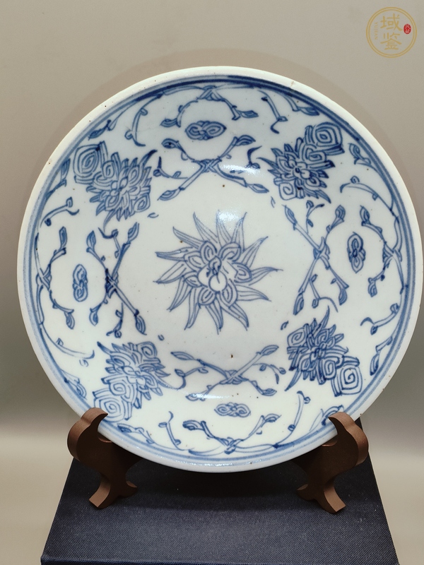 古玩陶瓷清中期淡描青花盤真品鑒賞圖