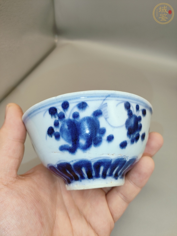 古玩陶瓷雍正青花瓜果紋茶碗真品鑒賞圖