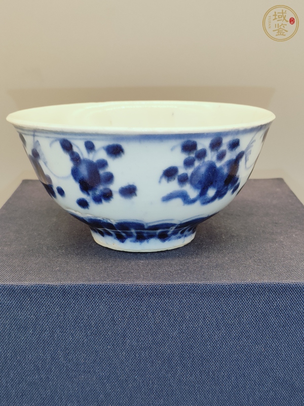 古玩陶瓷雍正青花瓜果紋茶碗真品鑒賞圖