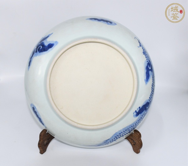 古玩陶瓷過(guò)墻龍紋青花盤真品鑒賞圖