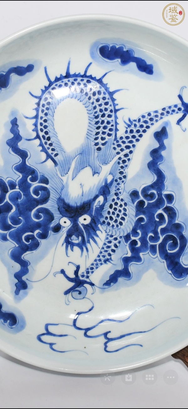 古玩陶瓷過(guò)墻龍紋青花盤真品鑒賞圖