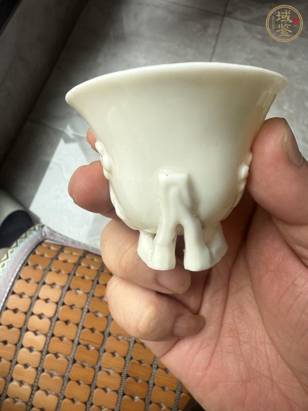 古玩陶瓷明代時期德化窯白釉梅花杯真品鑒賞圖