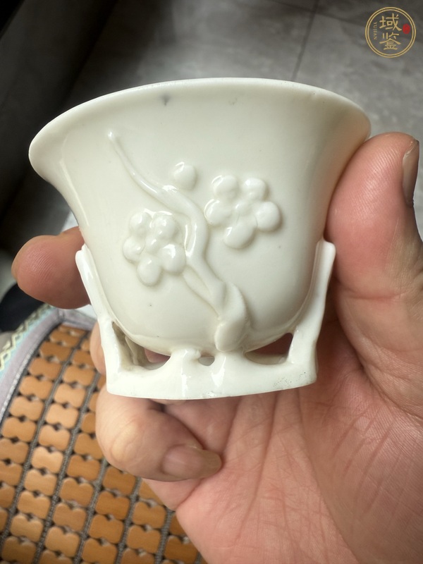 古玩陶瓷明代時期德化窯白釉梅花杯真品鑒賞圖