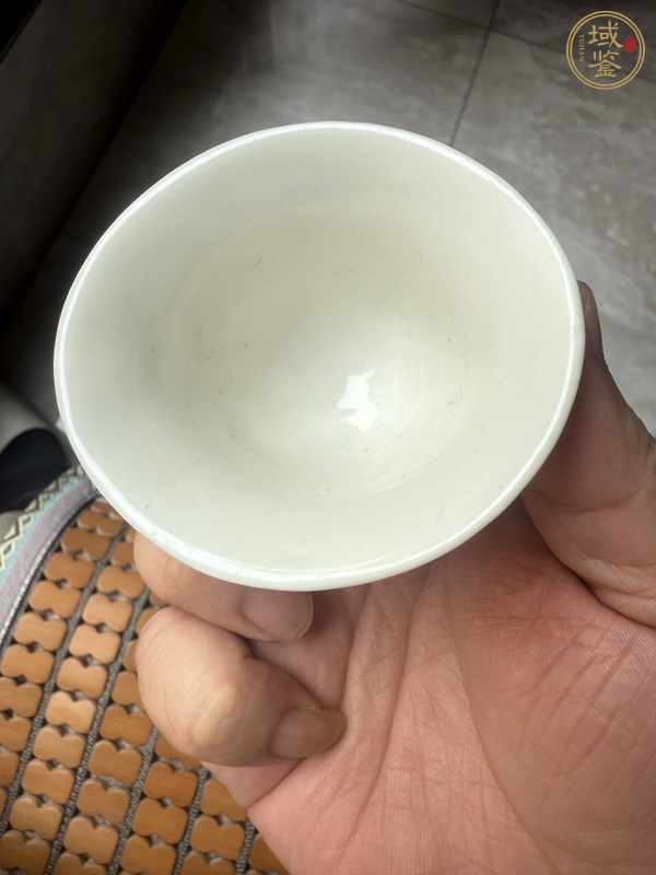 古玩陶瓷明代時期德化窯白釉梅花杯真品鑒賞圖