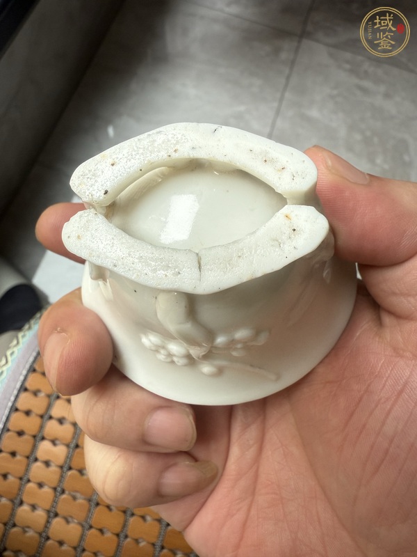古玩陶瓷明代時期德化窯白釉梅花杯真品鑒賞圖