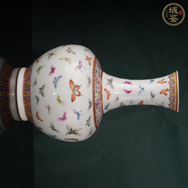 古玩陶瓷粉彩百蝶紋賞瓶真品鑒賞圖