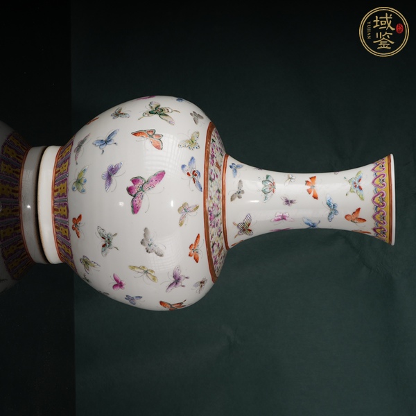 古玩陶瓷粉彩百蝶紋賞瓶真品鑒賞圖