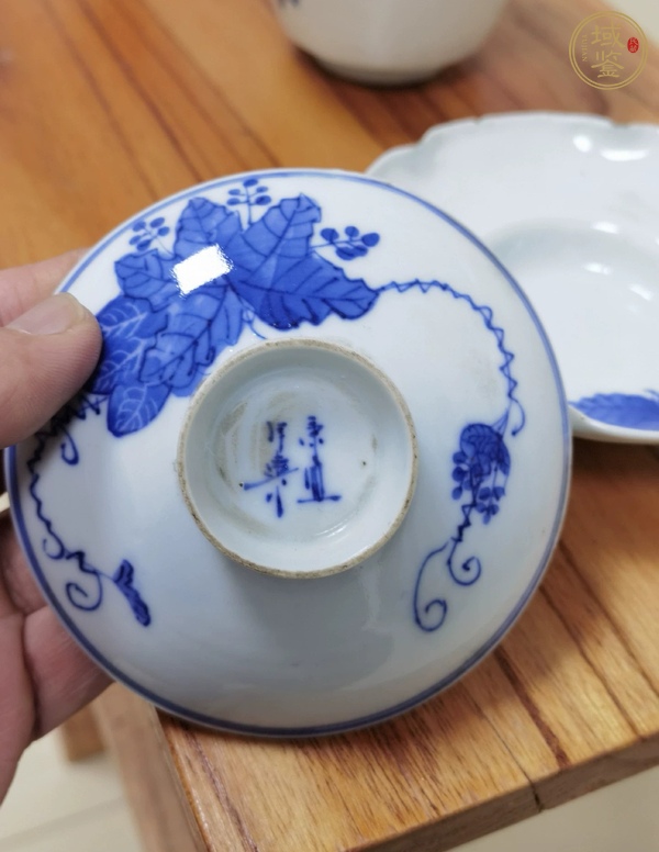 古玩陶瓷青花葡萄花卉紋蓋碗真品鑒賞圖