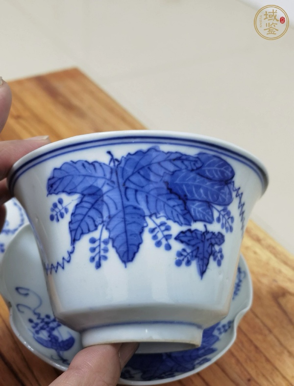 古玩陶瓷青花葡萄花卉紋蓋碗真品鑒賞圖
