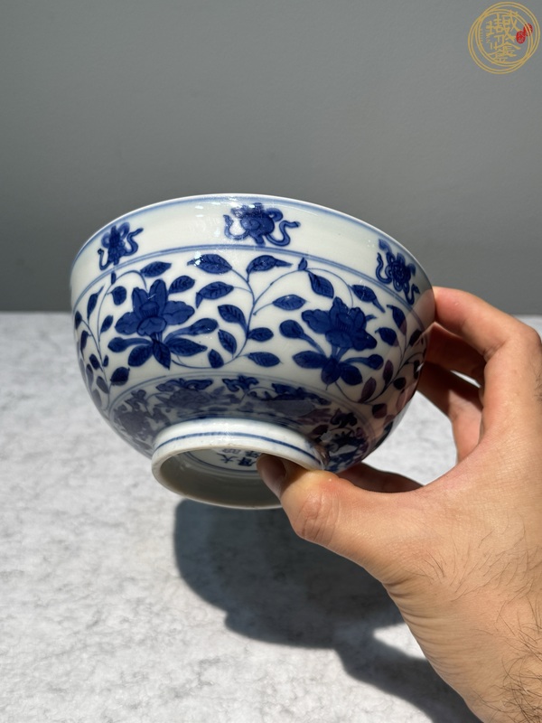 古玩陶瓷明萬歷青花花卉八寶龍紋碗真品鑒賞圖