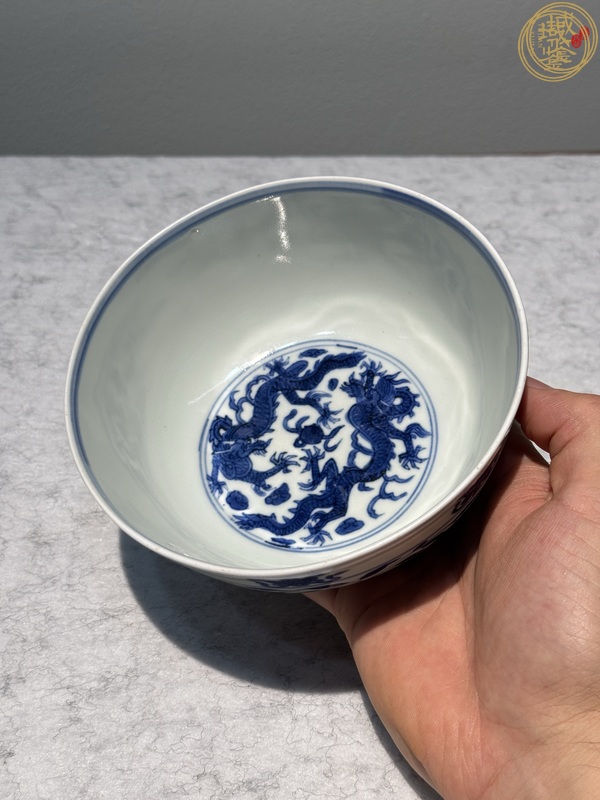 古玩陶瓷明萬歷青花花卉八寶龍紋碗真品鑒賞圖