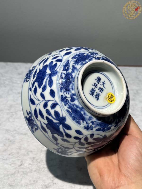 古玩陶瓷明萬歷青花花卉八寶龍紋碗真品鑒賞圖