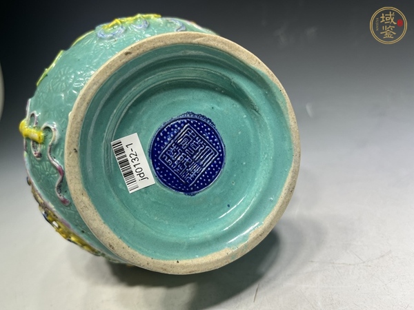 古玩陶瓷民國(guó)·綠地粉彩雕瓷雙龍戲珠紋龍耳花口瓶真品鑒賞圖