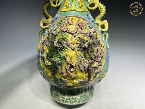 古玩陶瓷民國(guó)·綠地粉彩雕瓷雙龍戲珠紋龍耳花口瓶真品鑒賞圖