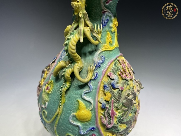 古玩陶瓷民國(guó)·綠地粉彩雕瓷雙龍戲珠紋龍耳花口瓶真品鑒賞圖