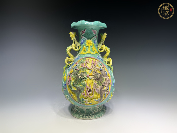 古玩民國·綠地粉彩雕瓷雙龍戲珠紋龍耳花口瓶真品鑒賞圖