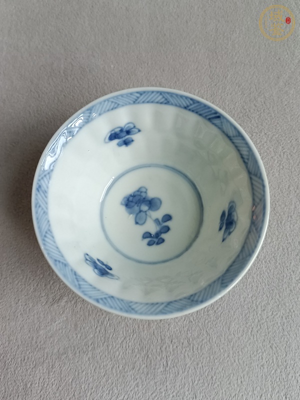 古玩陶瓷花卉紋青花杯真品鑒賞圖