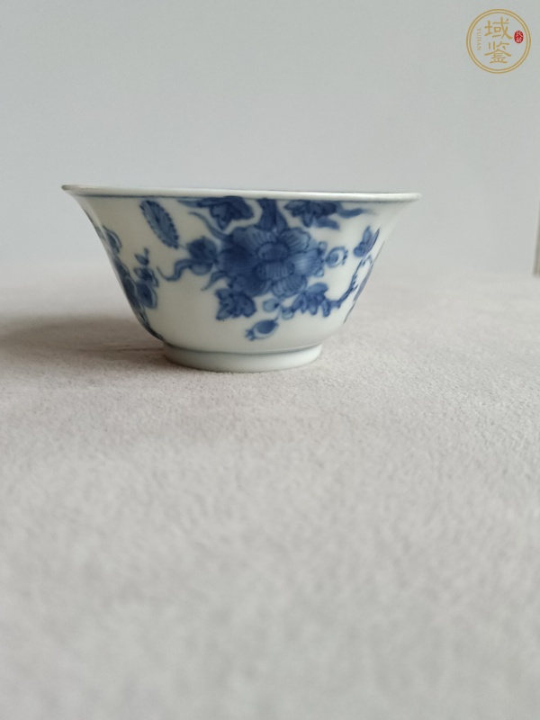 古玩陶瓷花卉紋青花杯真品鑒賞圖