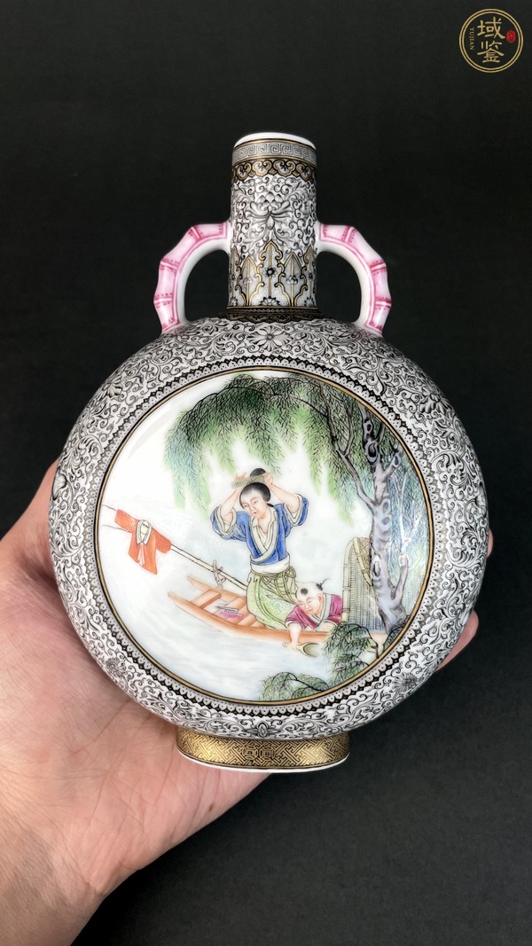 古玩陶瓷粉彩開窗人物抱月瓶真品鑒賞圖