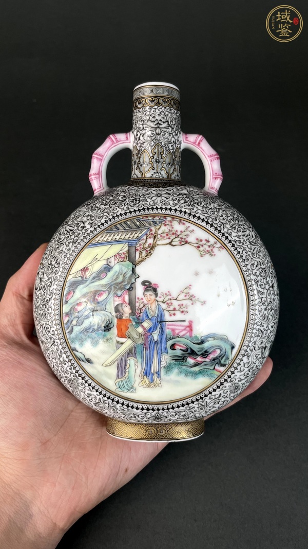 古玩陶瓷粉彩開窗人物抱月瓶真品鑒賞圖