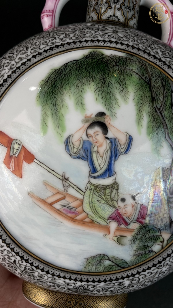 古玩陶瓷粉彩開窗人物抱月瓶真品鑒賞圖