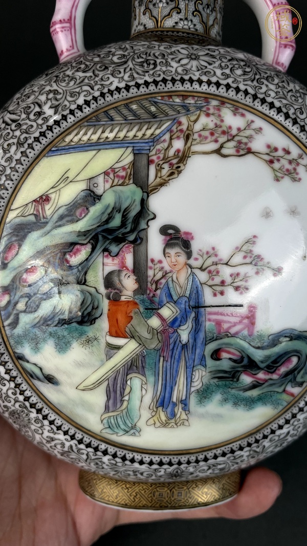 古玩陶瓷粉彩開窗人物抱月瓶真品鑒賞圖