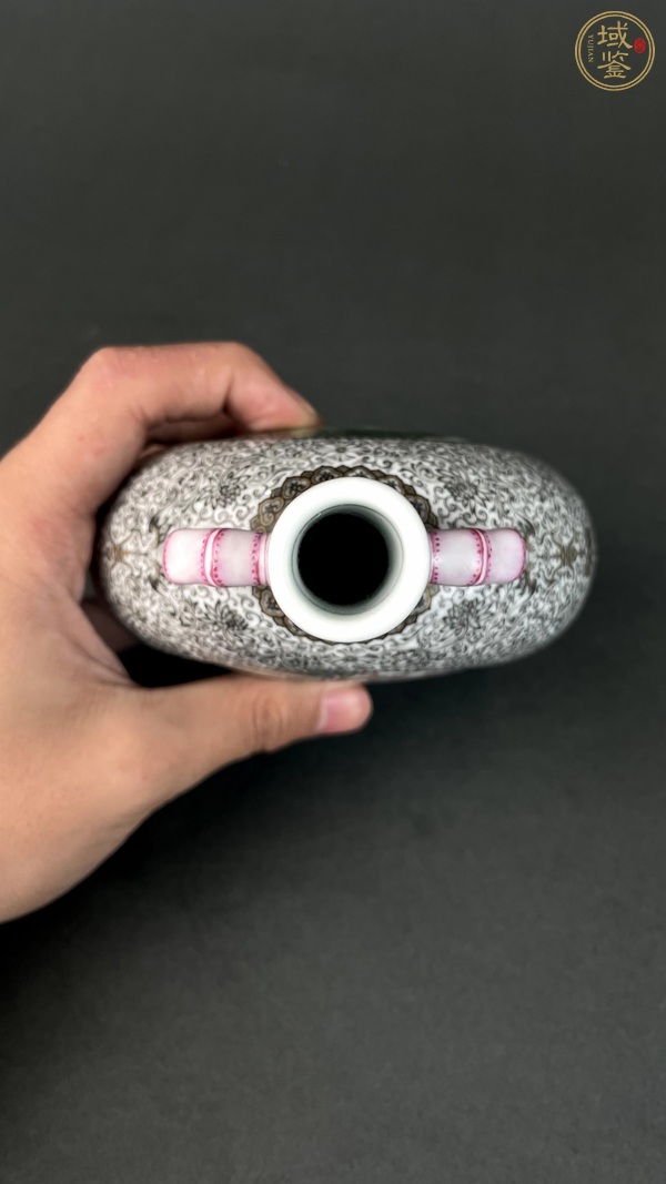 古玩陶瓷粉彩開窗人物抱月瓶真品鑒賞圖
