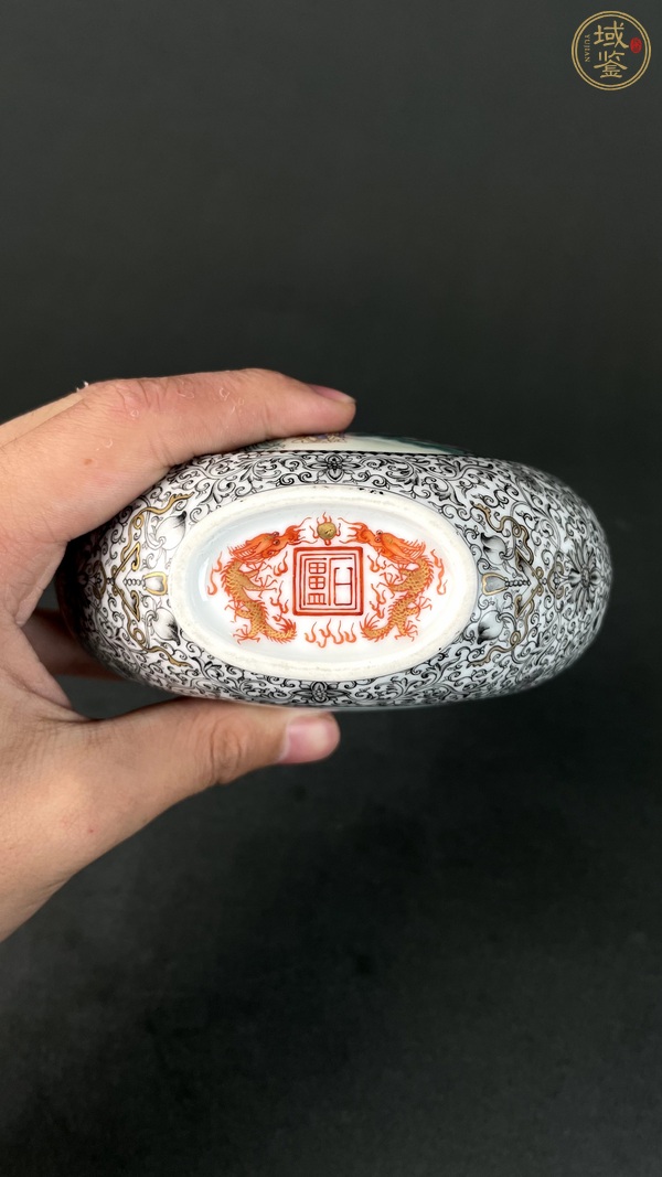 古玩陶瓷粉彩開窗人物抱月瓶真品鑒賞圖