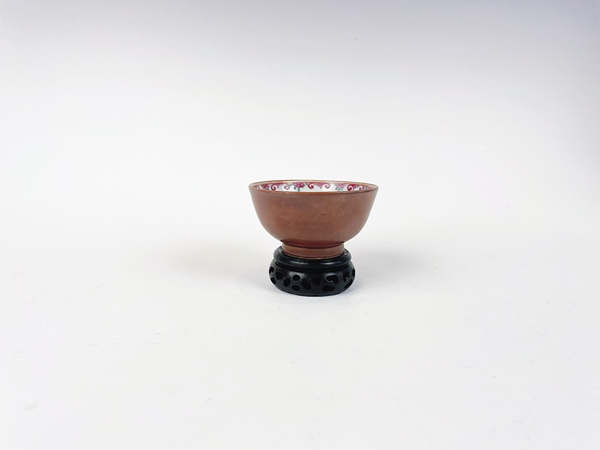 古玩嚴(yán)選清康熙·內(nèi)粉彩外紫金釉茶圓拍賣(mài)，當(dāng)前價(jià)格26480元